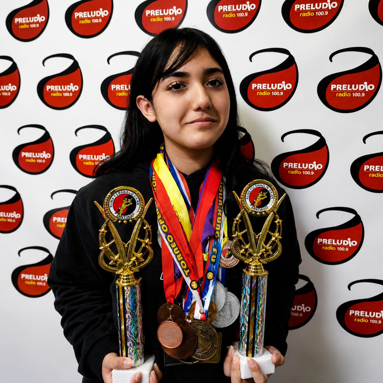 Alumna de la academia con trofeos y medallas de torneos de Kung Fu